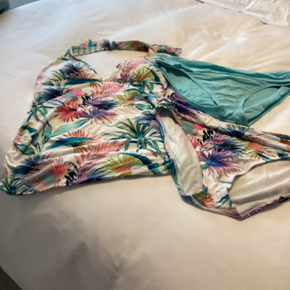 Tommy Bahama Reversible Tankini with 2 Bottoms - size M